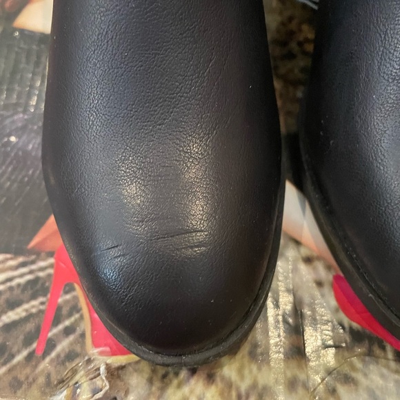 Black Boots With Gold Accents NIB Size 5.5 DKDB - Picture 7 of 15